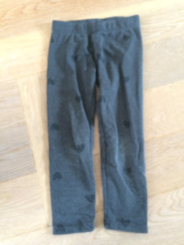 Leuke grijze legging met zwarte hartjes H&M mt 104, Kinderen en Baby's, Kinderkleding | Maat 104, Broek, Gebruikt, Meisje, H&M