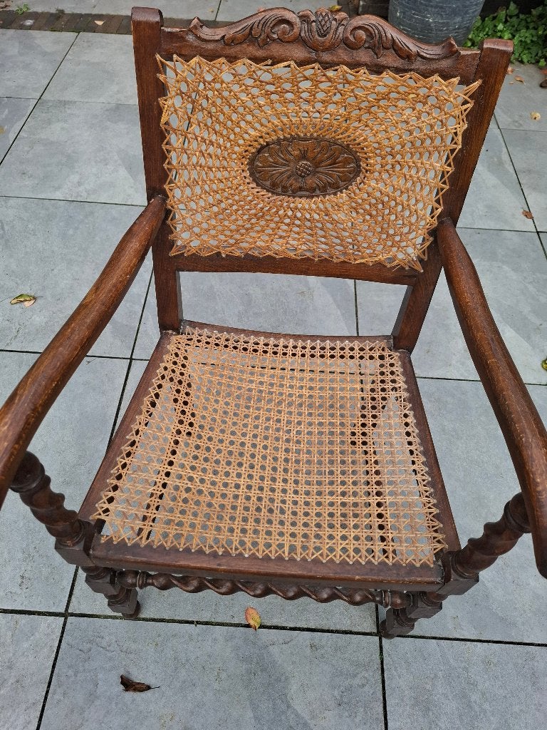 Houten medaillonfauteuil met webbing, Ophalen