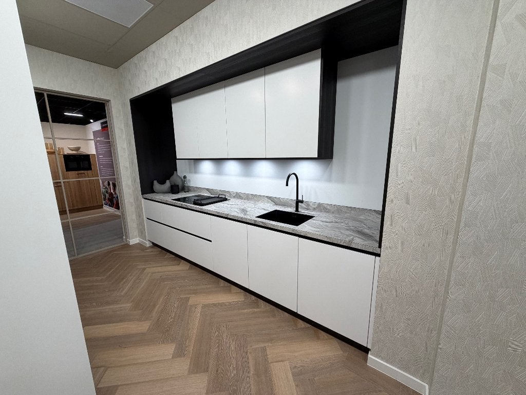 Showroomkeuken Cerezo Zijdewit | BORA | AEG | TopCore, Ophalen, Overige materialen, Wit, Overige typen