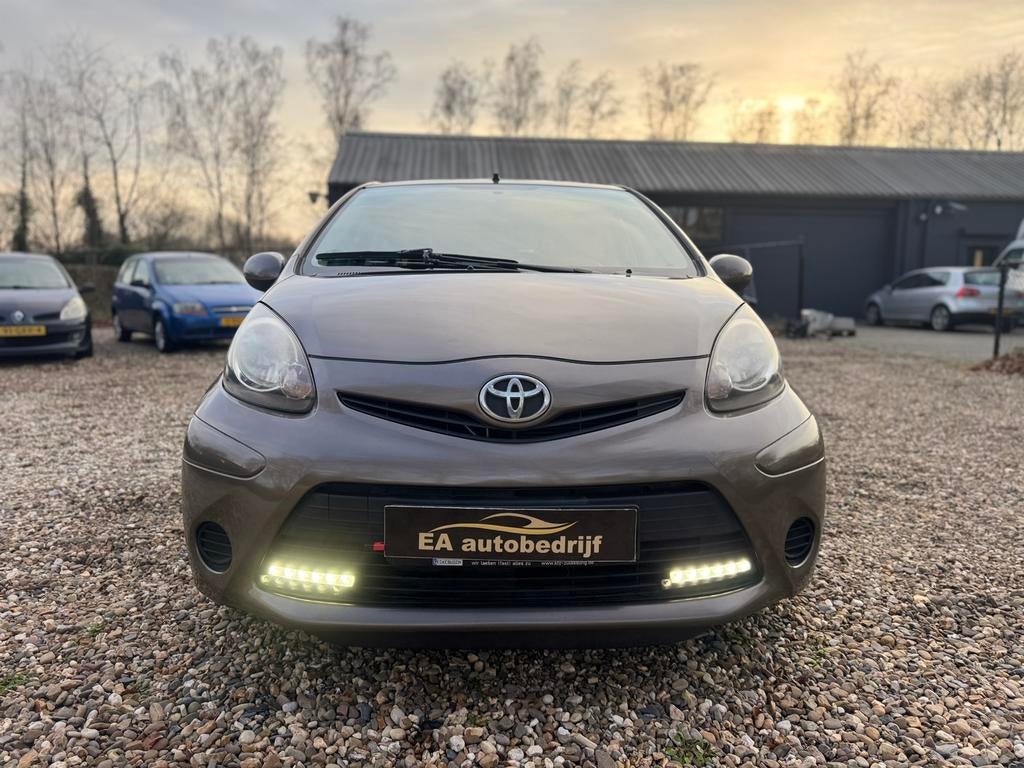 Toyota Aygo 1.0 12V Vvt-i 5DRS 2012 Bruin, Voorwielaandrijving, Bruin, 4 stoelen, Bedrijf