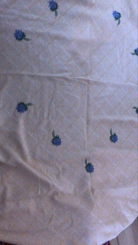 Geborduurd tafellaken met bloemen geel, Ophalen of Verzenden, Gebruikt, Handborduren, Overige typen