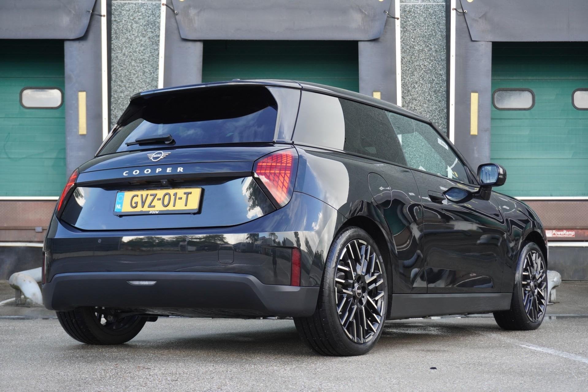 MINI 3-Deurs Cooper E 184pk Favoured L 40.7 kWh | Harman / K, Auto's, 12 maanden, Gebruikt, 41 kWh, 4 stoelen