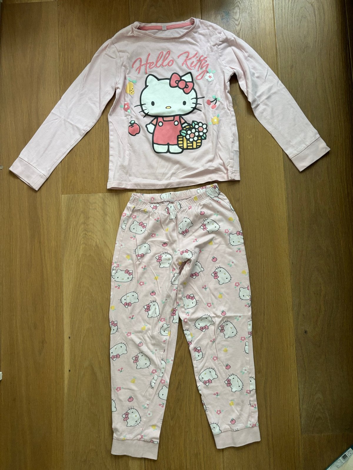 C&A Hello Kitty Pyjama Set Roze Maat 128, Ophalen of Verzenden, Gebruikt, Meisje, Nacht- of Onderkleding