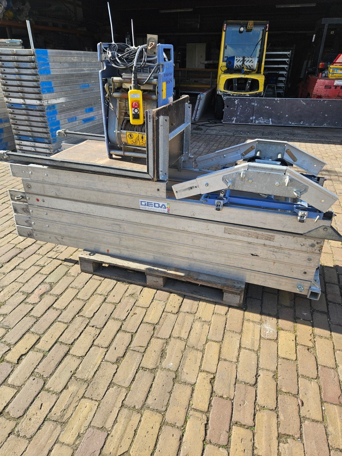 Geda ladderlift 11 mtr met knikstuk, Ophalen, Gebruikt, ., Bouwlift