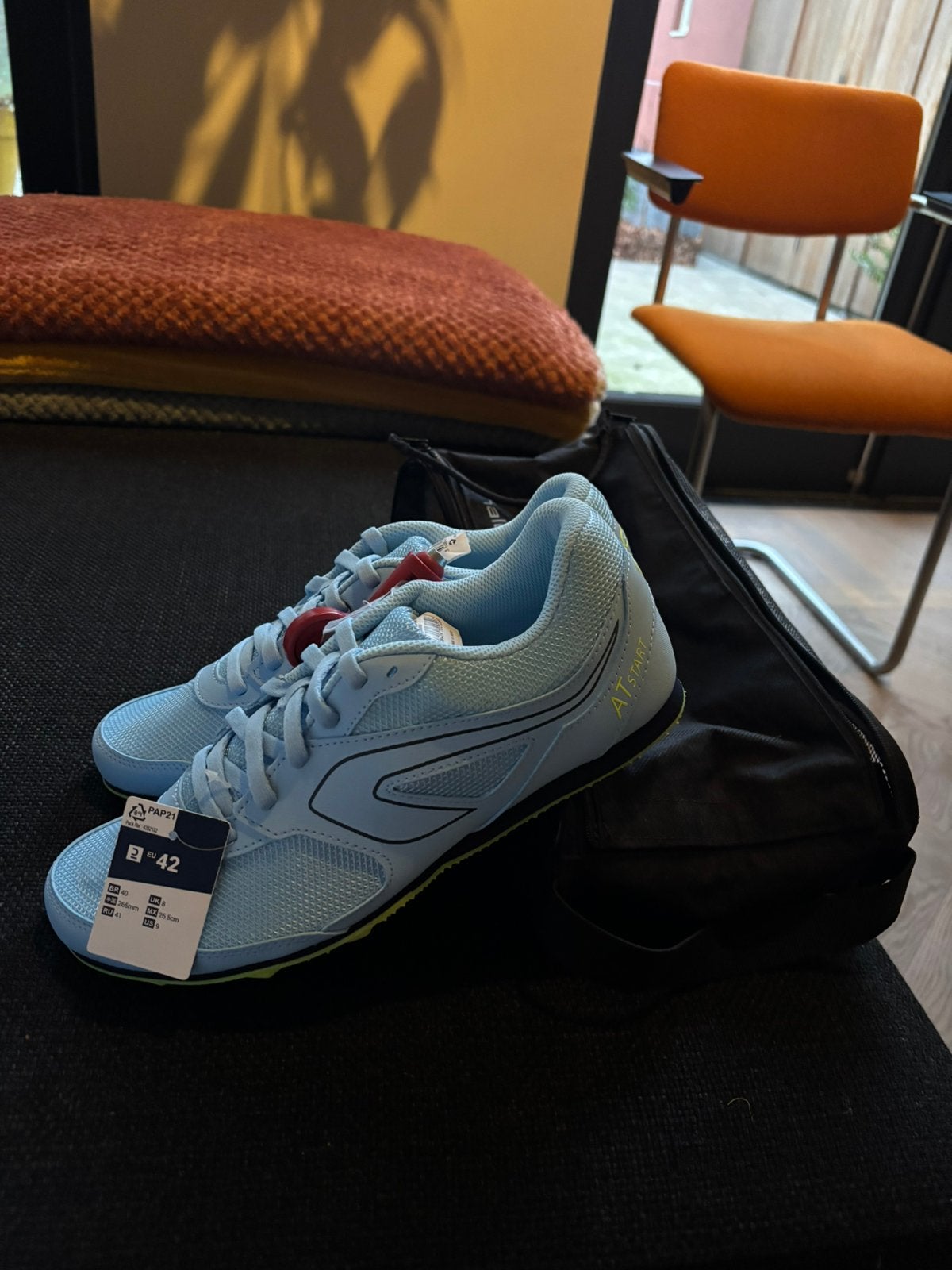 Nieuwe lichtblauwe atletiek spikes, maat 42. Inclusief tas!, Ophalen of Verzenden, Nieuw, Spikes, Overige merken