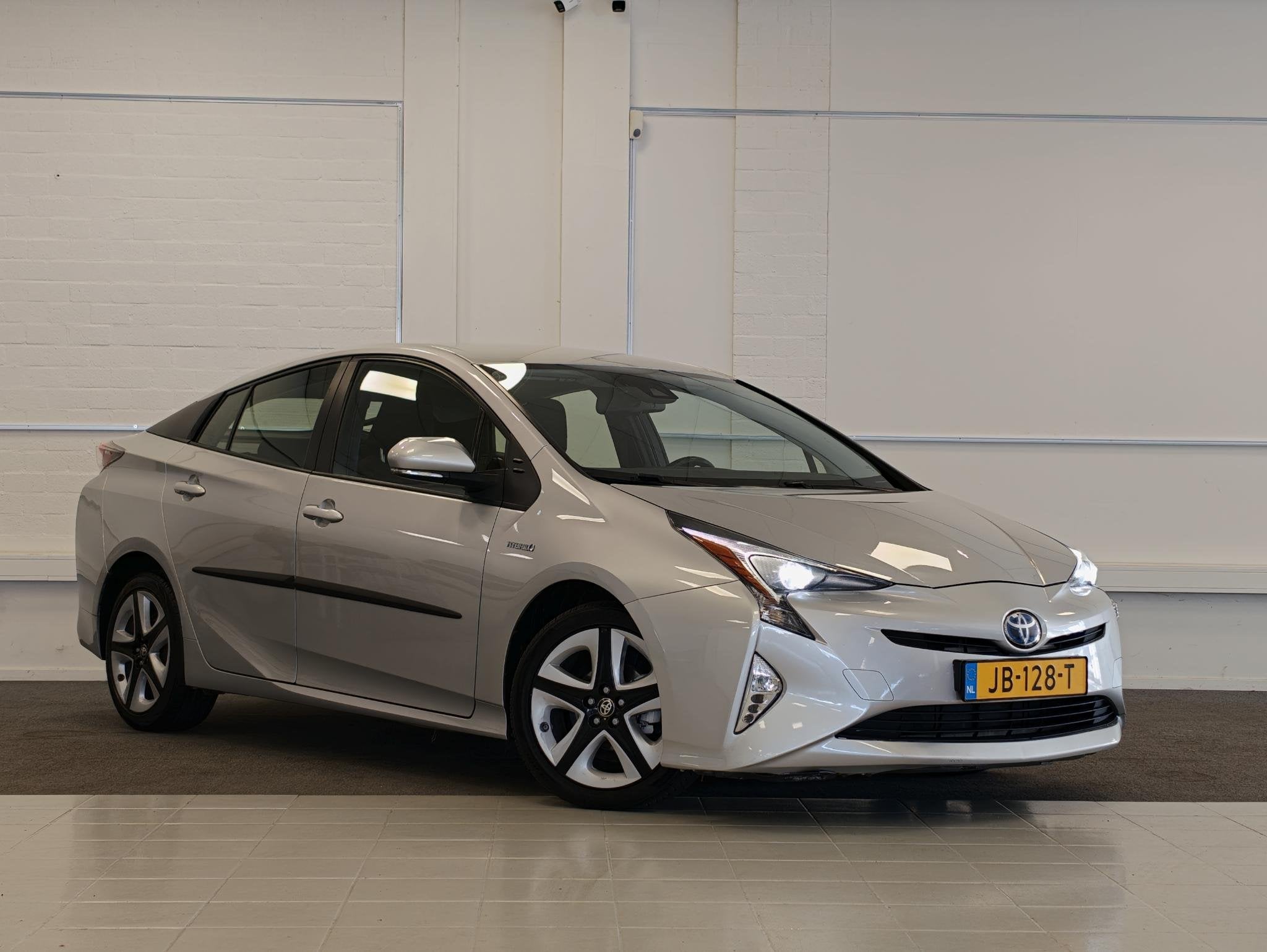 Toyota Prius 1.8 Dynamic Trekhaak Allseason Navigatie Camera, Stof, Euro 6, 122 pk, Bedrijf