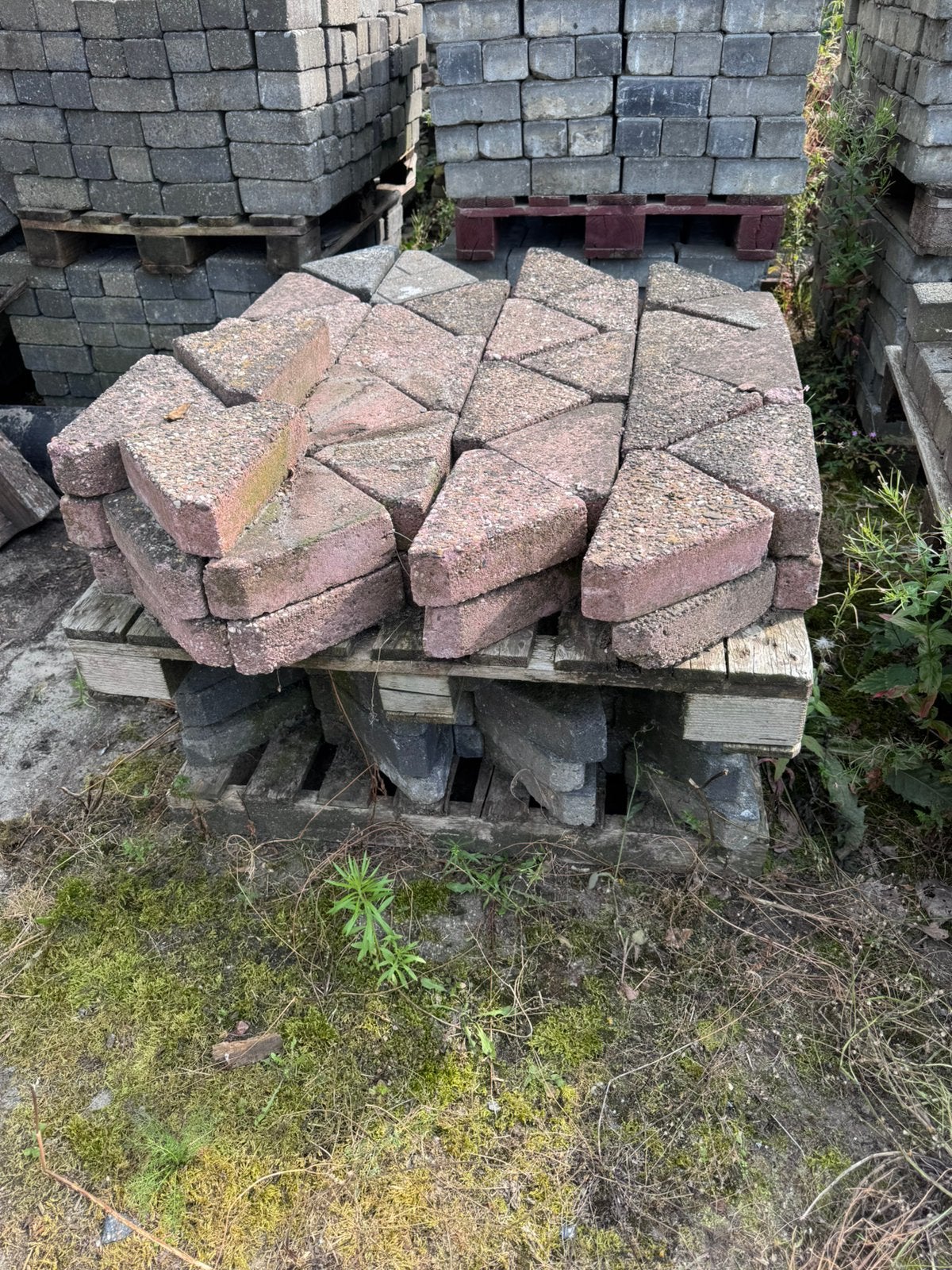 150 bischopmutsen 50 rode 100 blauwe., Ophalen, Zo goed als nieuw, Beton, Klinkers