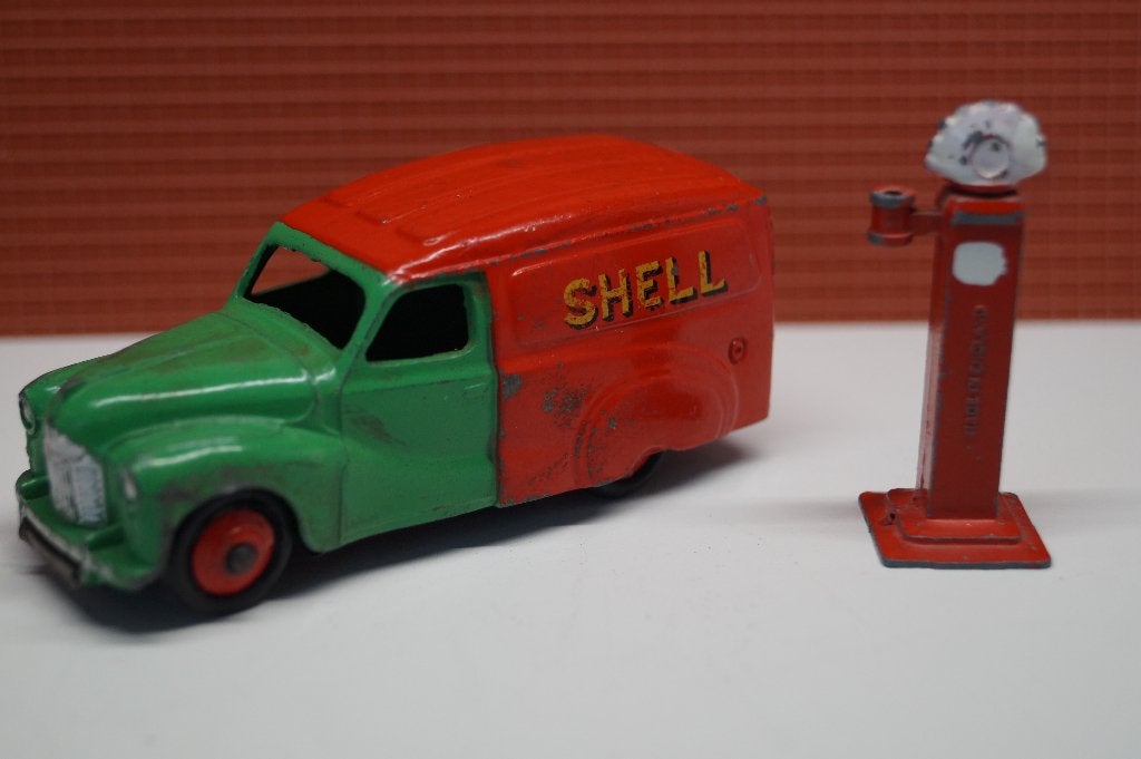 Dinky toy Austin no470 Shell , BP  + benzinepompje, Antiek en Kunst, Verzenden