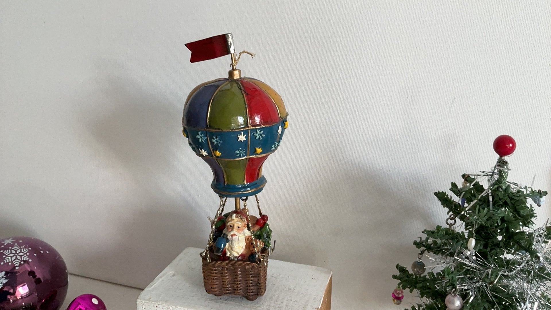 Kerstman in luchtballon beeldje., Ophalen of Verzenden, Zo goed als nieuw