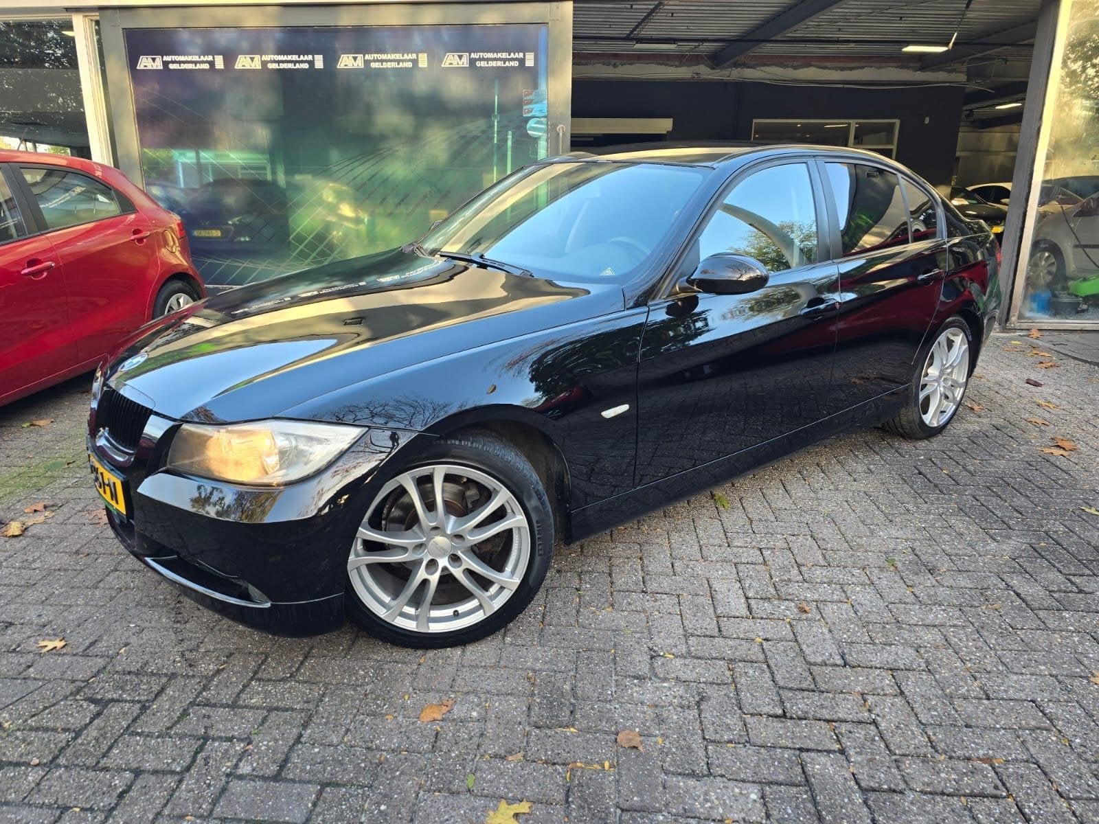 BMW 3-serie 318i Business Line | GOED ONDERHOUDEN | NIEUWE A, Dealer onderhouden, 4 cilinders, 129 pk, Zwart