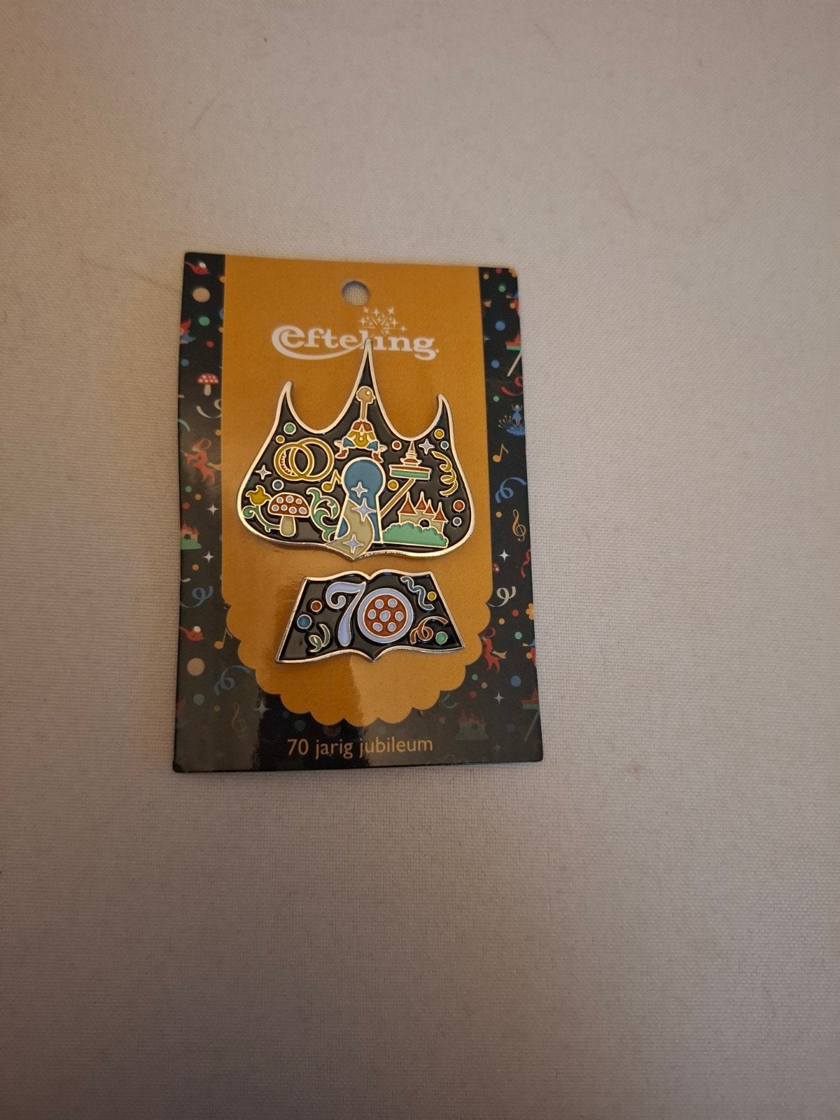 Efteling 70 Jaar Jubileum Pin Set (2 pins op kaartje), Ophalen, Zo goed als nieuw, Button of Speldje