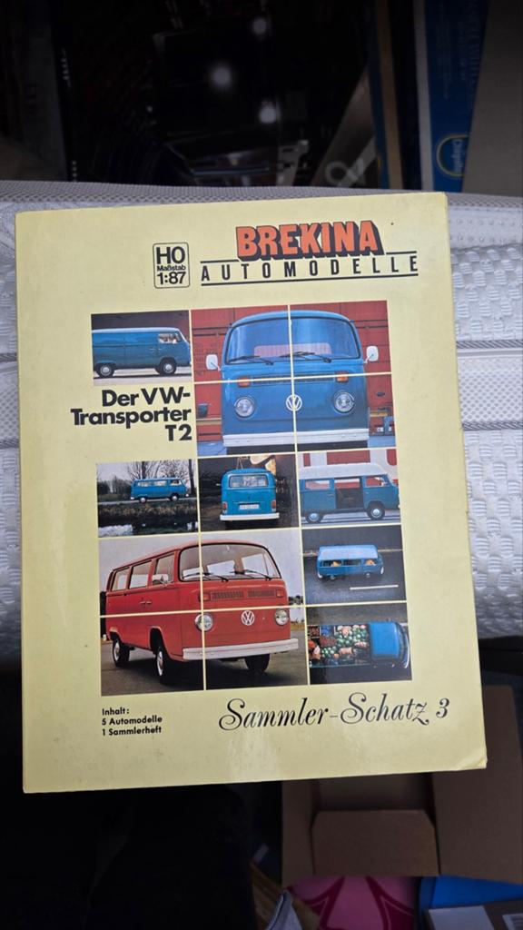 Brekina setje met 5 verschillende VW T2 busjes en boekje., Hobby en Vrije tijd, Modelauto's | 1:87, Ophalen of Verzenden, Auto