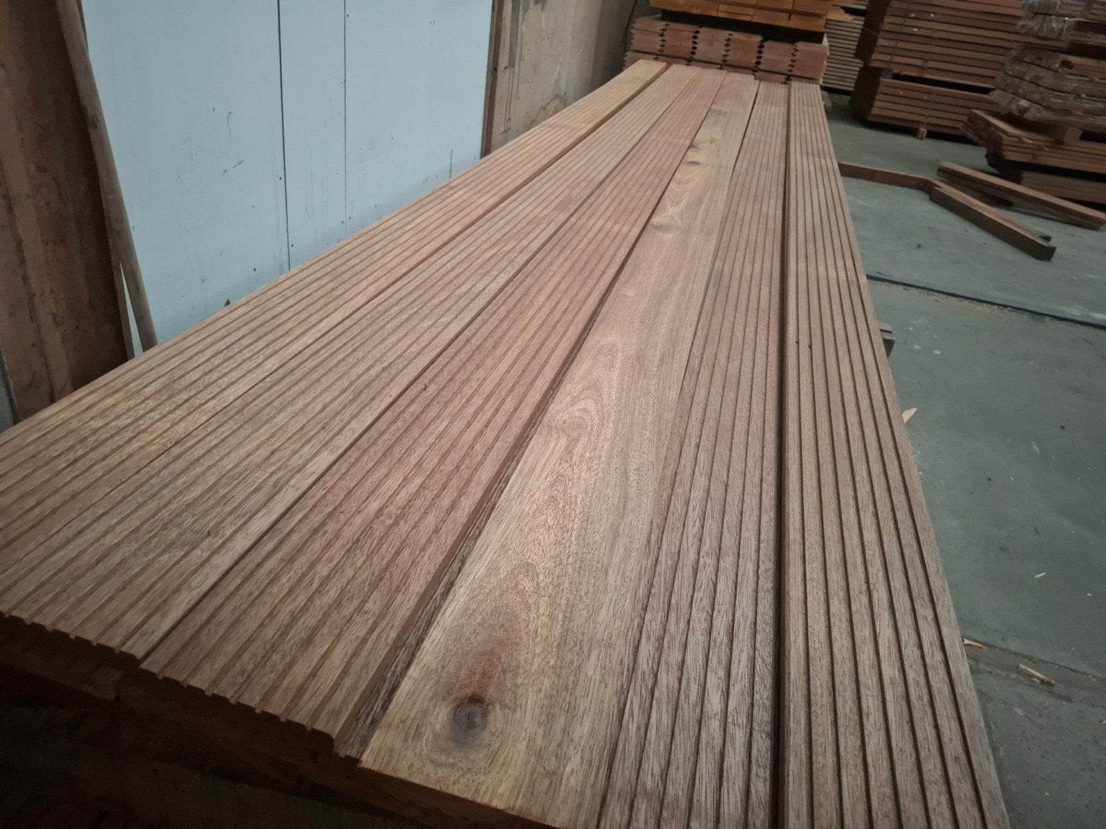 partij 17 st hardhout vlonderplanken 425 cm bezorgen mogelij, Tuin en Terras, Ophalen, Nieuw, A, Hout