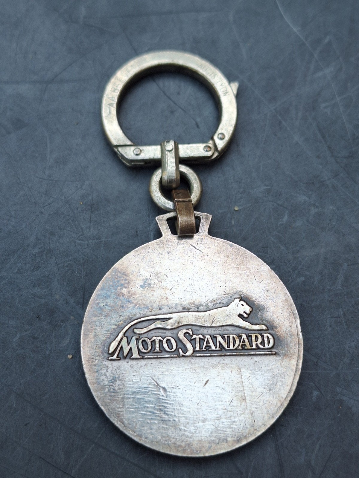 Vintage Moto Standard tractor sleutelhanger Augis Lyon, Ophalen of Verzenden, Gebruikt