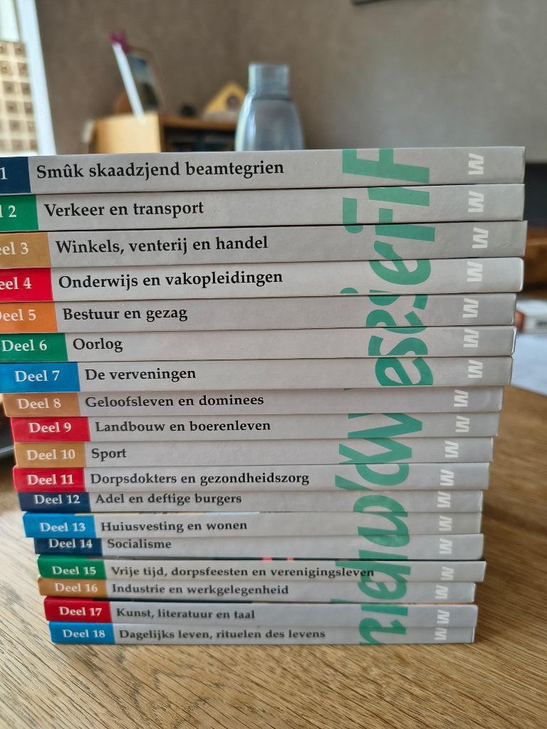 Waar blijft de tijd-1000 jaar FRIESE WOUDEN-18 delig, Ophalen of Verzenden, Zo goed als nieuw, Diverse auteurs