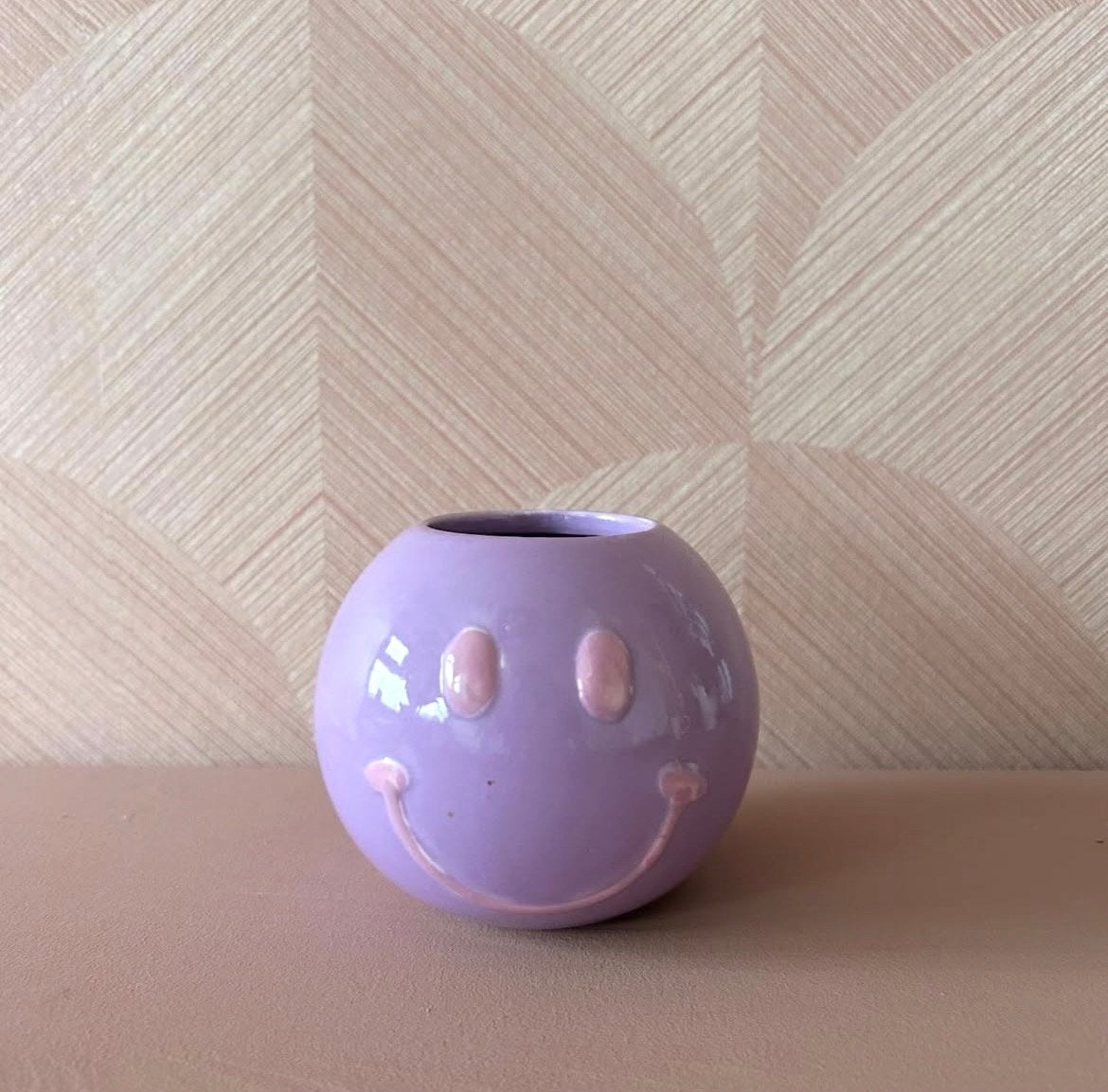 Daan Kromhout potje - Vrolijke paarse smiley pot, Huis en Inrichting, Porselein of Keramiek, Rond, Pot of Kruik, Ophalen of Verzenden