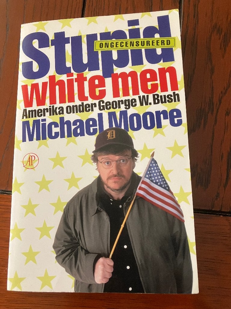 boek ''Stupid white men'', schrijver Michael Moore, Boeken, Gelezen, Ophalen of Verzenden, Wereld, Michael Moore