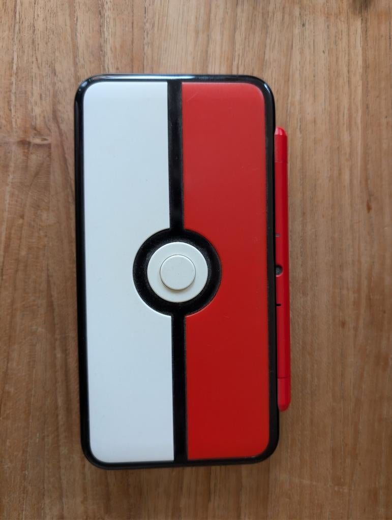 New nintendo 2DS PokeBall editie, Ophalen of Verzenden, Zo goed als nieuw, Rood, 2DS