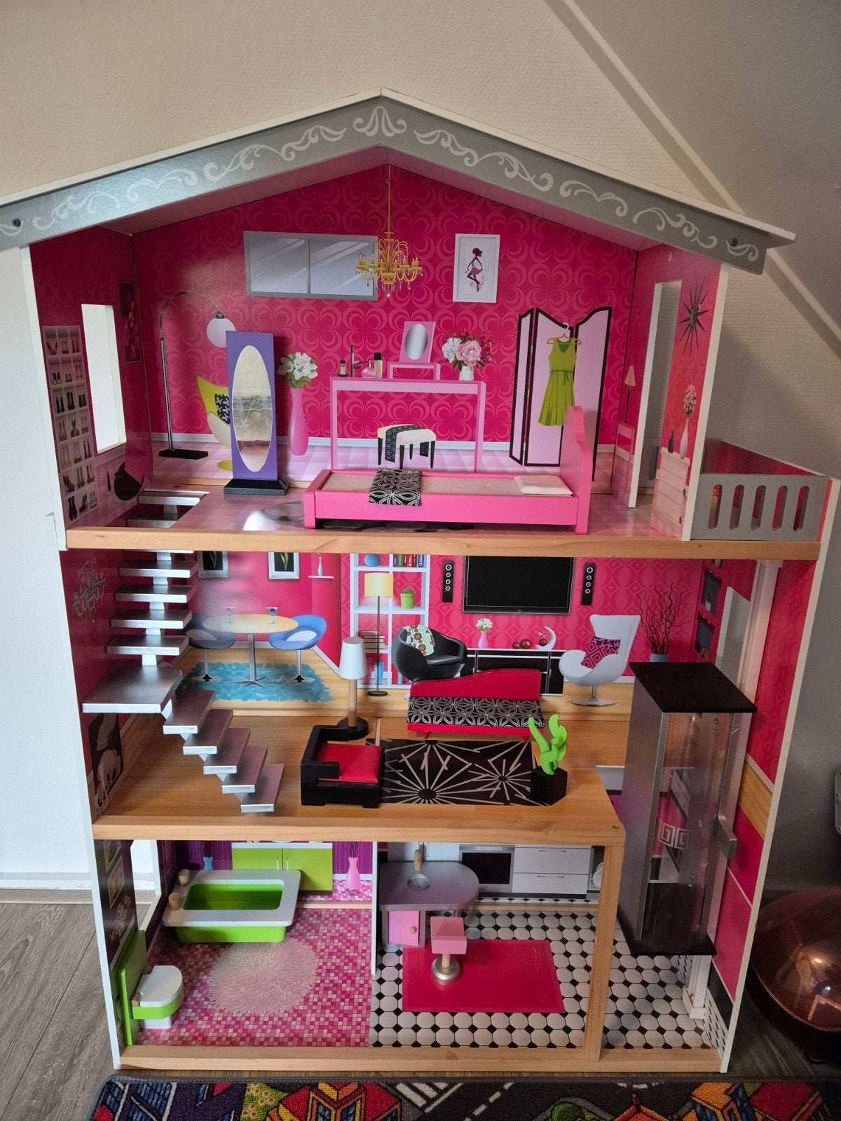 Groot poppenhuis met meubels en lift, geschikt voor Barbie, Kinderen en Baby's, Ophalen, Zo goed als nieuw, Poppenhuis
