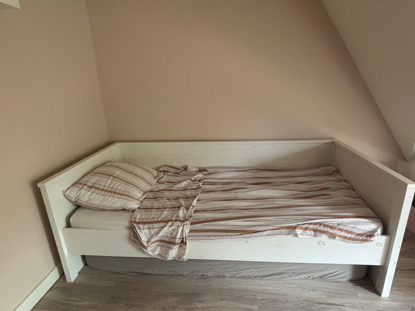 Woood eenpersoons Bedbank Wit, Huis en Inrichting, Slaapkamer | Bedden, Ophalen, Gebruikt, 90 cm, Eenpersoons