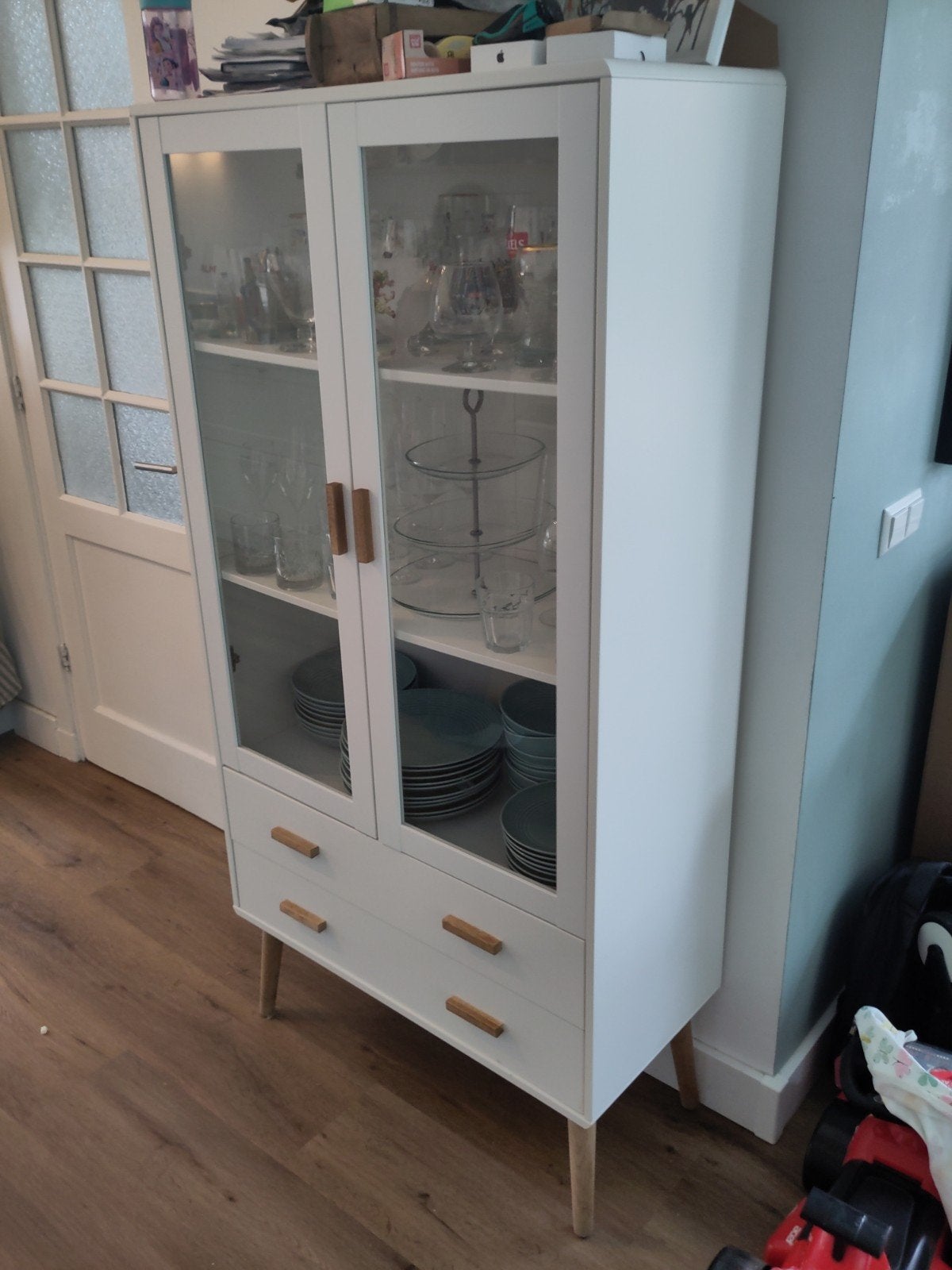 Gratis op te halen: Witte vitrinekast met lades, Ophalen, Gebruikt, Met deur(en), Glas