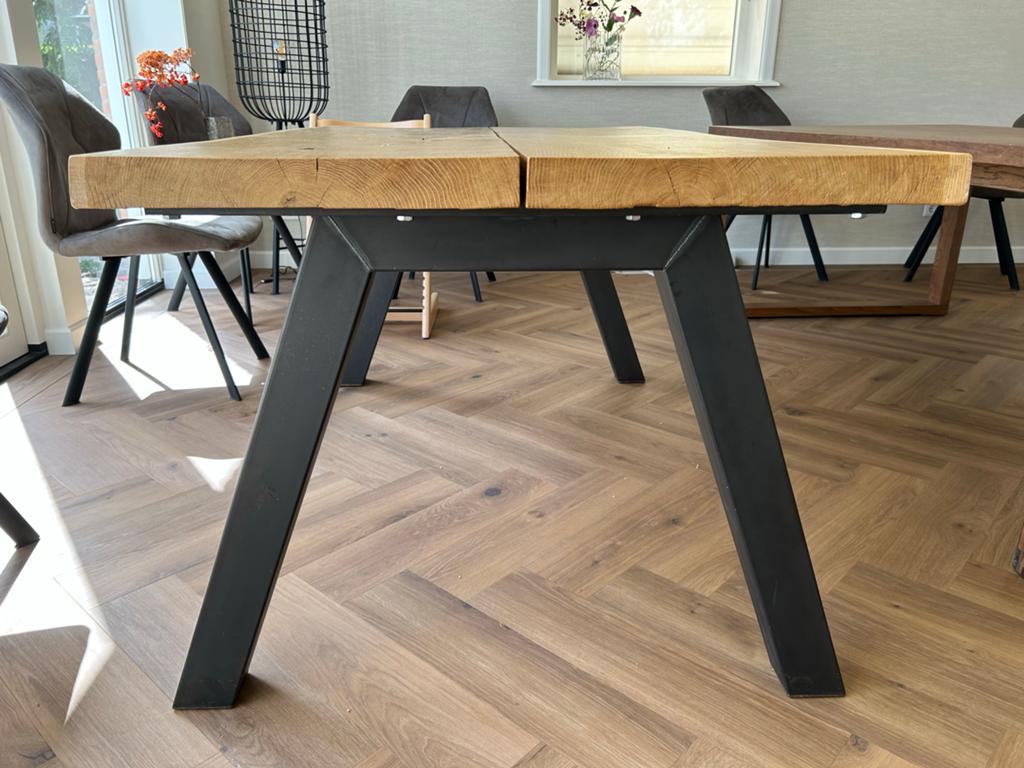 Eikenhouten eettafel met robuuste stalen poten - 160x90cm, Huis en Inrichting, Tafels | Eettafels, Zo goed als nieuw, 50 tot 100 cm