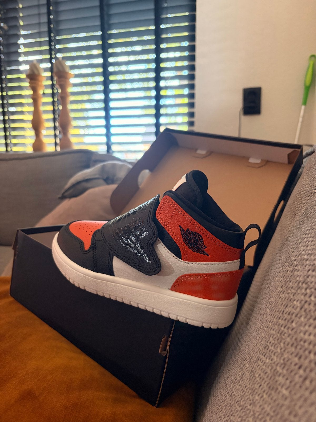 Nieuwe Jordan 1 Sky PS sneakers - Zwart/Oranje/Wit, Kinderen en Baby's, Ophalen, Nieuw, Jongen of Meisje, Sportschoenen