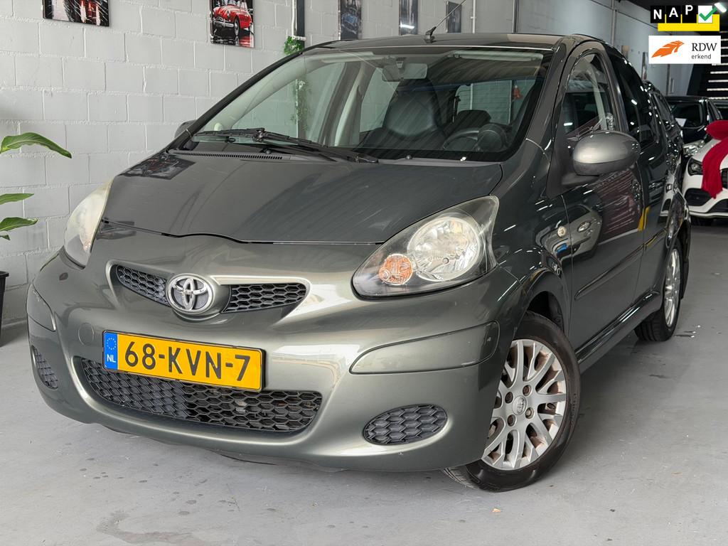 Toyota Aygo 1.0-12V Aspiration Green/ AUTOMAAT/ nap/ dealero, Auto's, Gebruikt, 4 stoelen, Alcantara, Origineel Nederlands