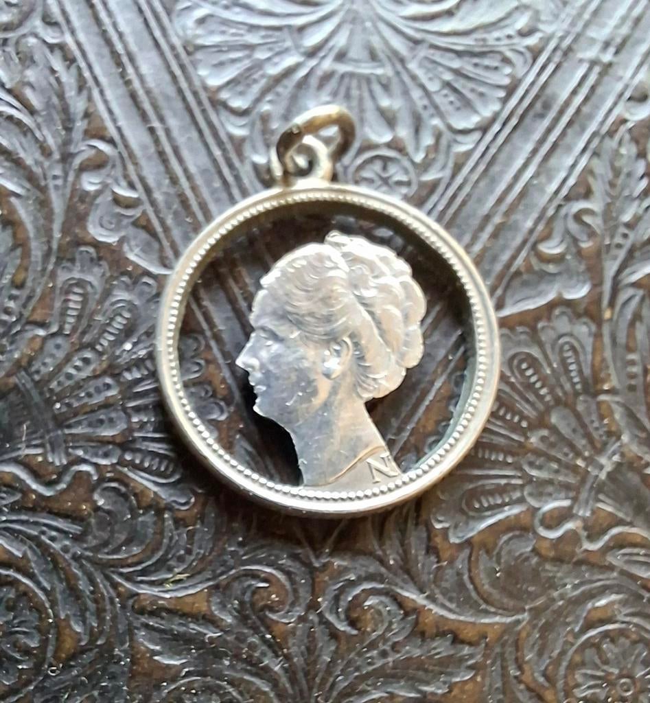 Stil verzet zilveren hanger met Koningin Wilhelmina munt, Gebruikt, Overige voorstellingen, Ophalen of Verzenden, Zilver