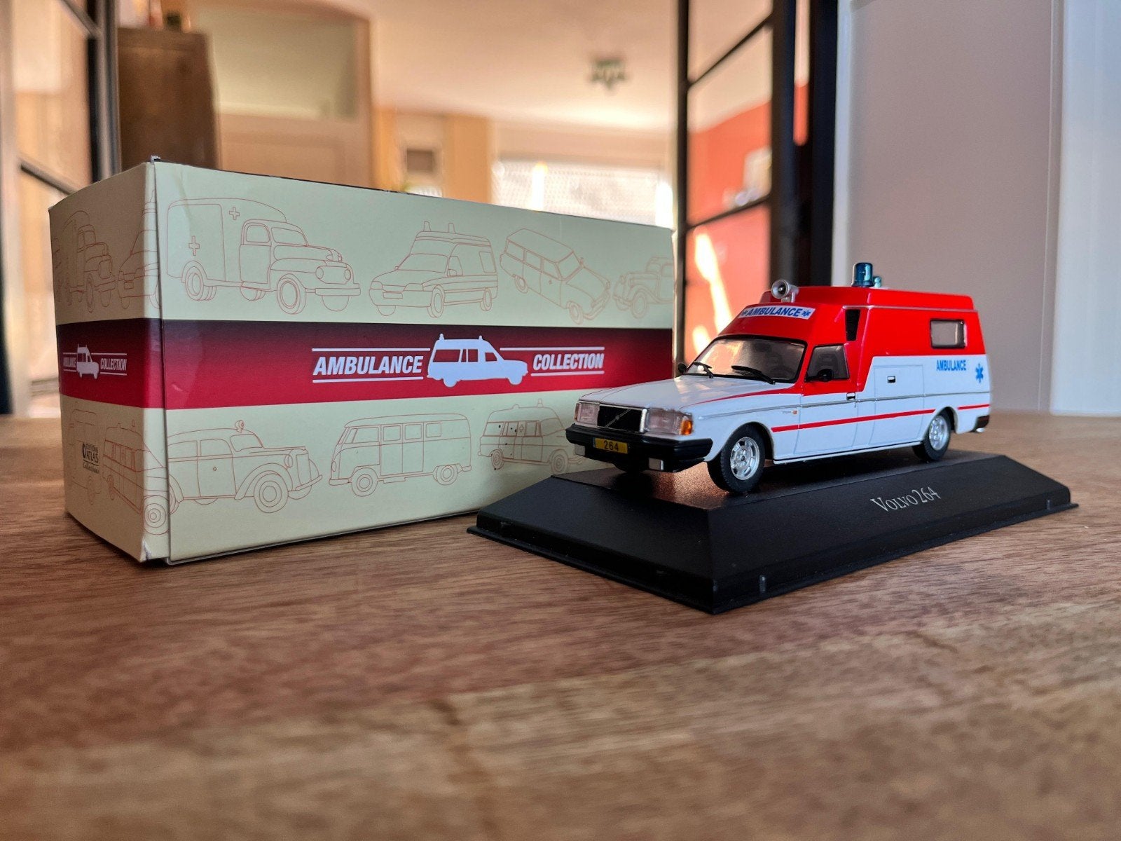 Atlas Volvo 264 Ambulance Nederland 1:43 in ovp, Ophalen of Verzenden, Nieuw, Auto, Overige merken
