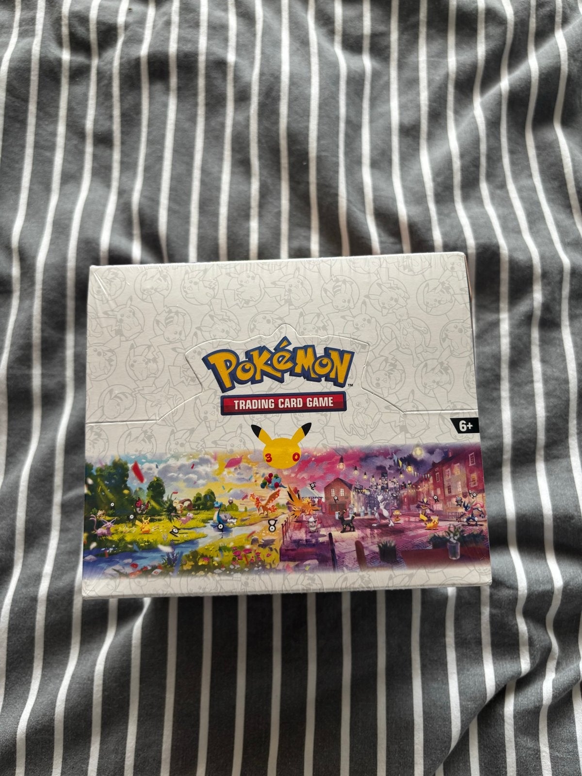 Pokemon 30th celebration mini tin display, Hobby en Vrije tijd, Ophalen of Verzenden, Nieuw, Overige typen, Foil