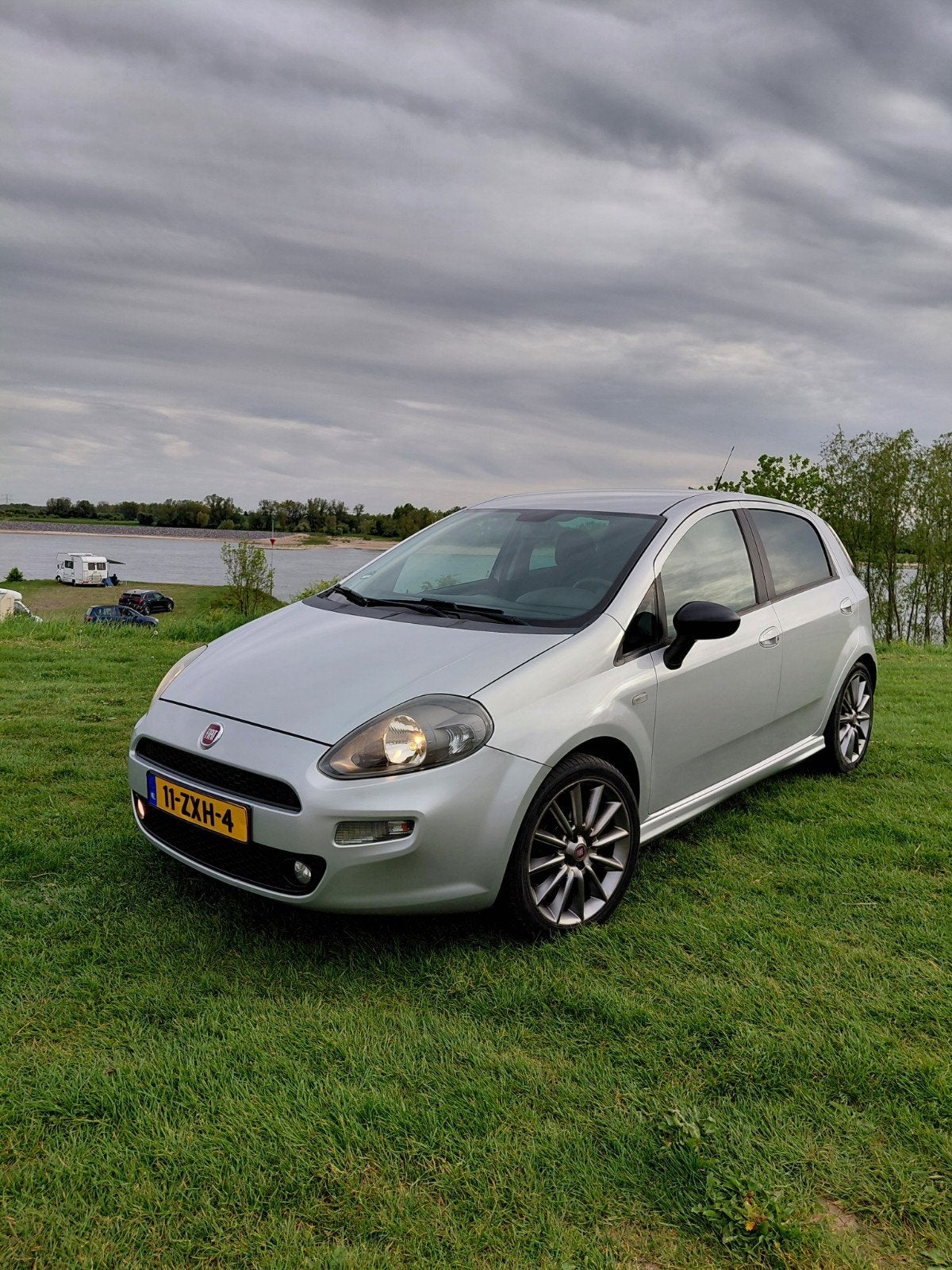 Fiat Punto 0.9 Twinair 85 5-D 2013 Grijs, Auto's, Fiat, Punto, Benzine, A, Hatchback, Handgeschakeld, Origineel Nederlands, Zilver of Grijs
