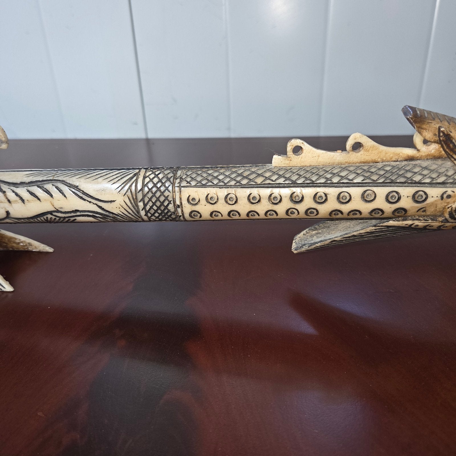 Borneo Blaaspijp van botsegmenten met draak en adelaar, Antiek en Kunst, Kunst | Niet-Westerse kunst, Beige, Ophalen of Verzenden
