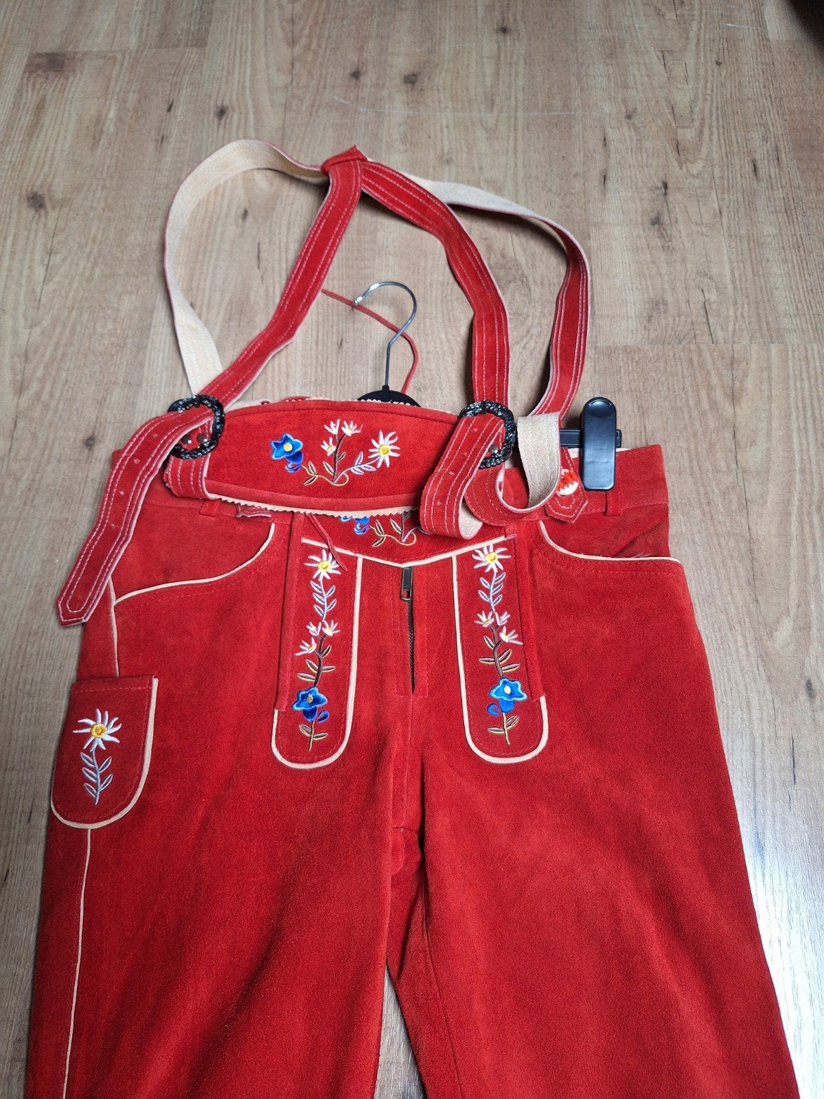 Rode lederhose met bretels - Maat S, Kleding | Dames, Carnaval, Ophalen of Verzenden, Zo goed als nieuw, Brezel Trachtenmode