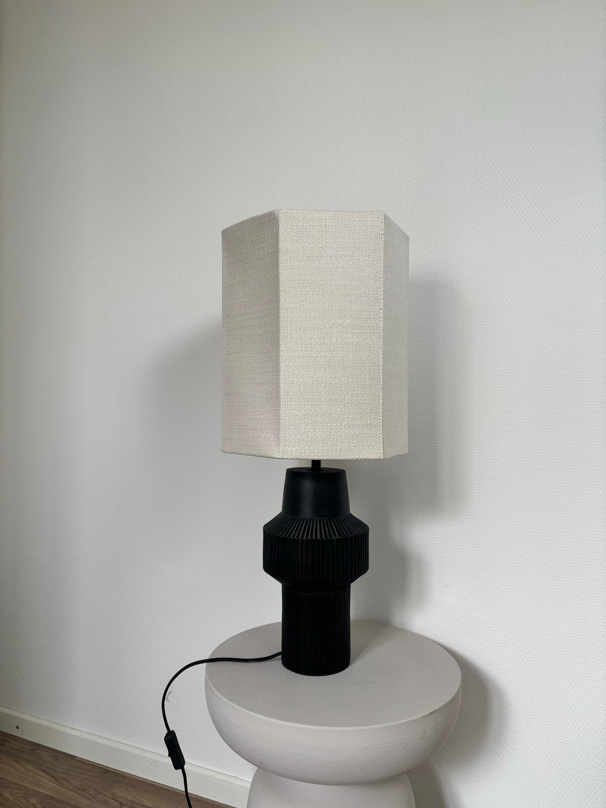 Moderne Zwarte Tafellamp Jonna met Crèmekleurige Kap, Ophalen, Overige merken, E27 (groot), Zo goed als nieuw