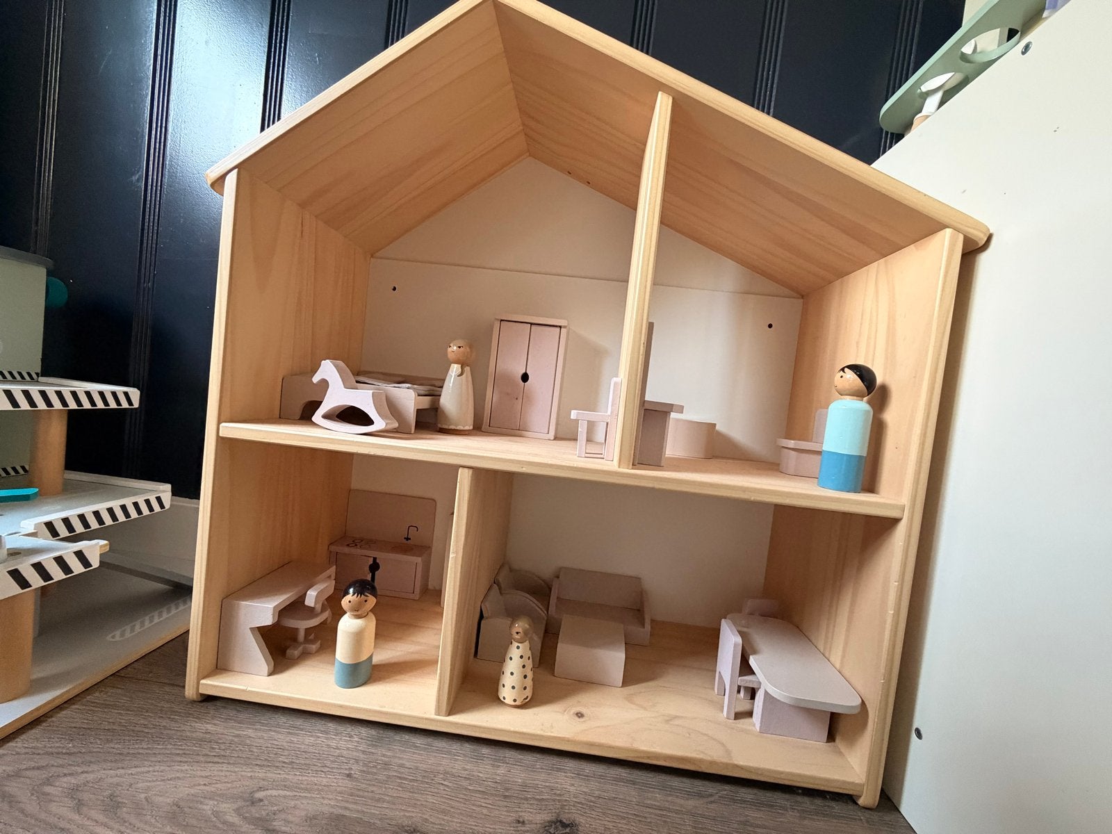 Houten Poppenhuis met Meubels van Petit Amélie, Ophalen, Zo goed als nieuw, Poppenhuis