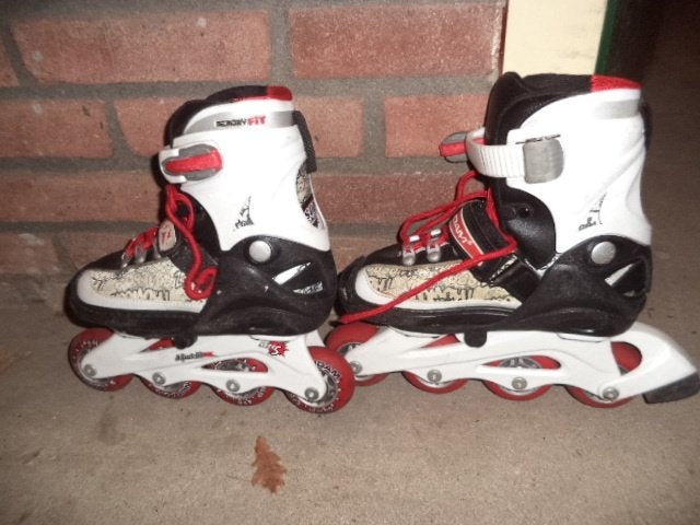 1 set roller skates 3 kleuren  maat 30-33, Gebruikt, Kinderen, Ophalen of Verzenden, Inline skates 4 wielen