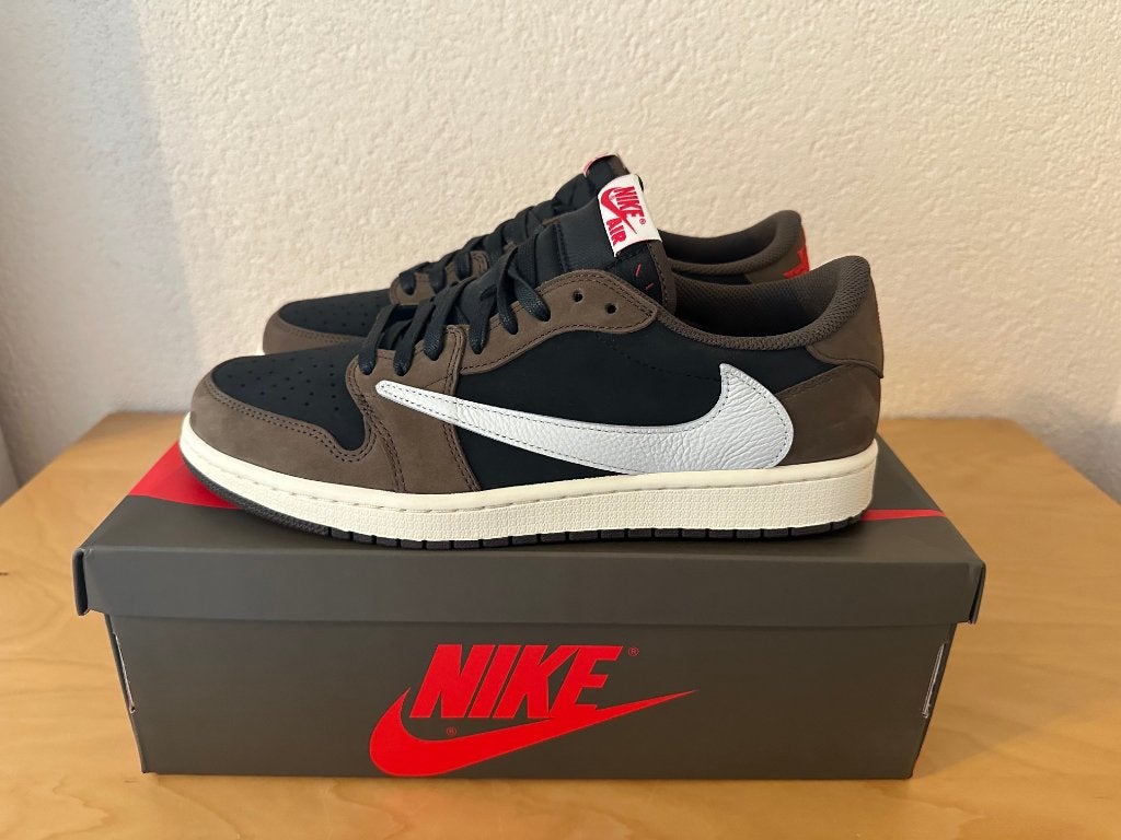 Jordan 1 Retro Low OG SP Travis Scott Mocha - Maat 45, Kleding | Heren, Bruin, Verzenden, Nieuw, Sneakers of Gympen