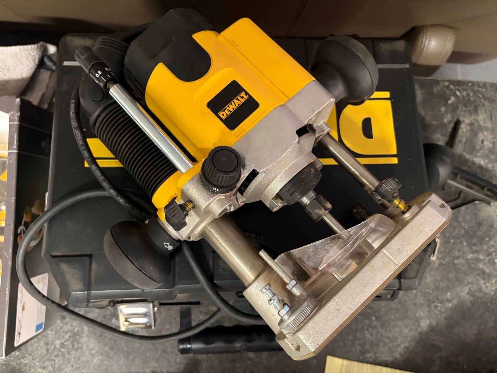 DeWalt bovenfrees met uitgebreide frezenset, Ophalen, Gebruikt, Elektrisch, Bovenfrees