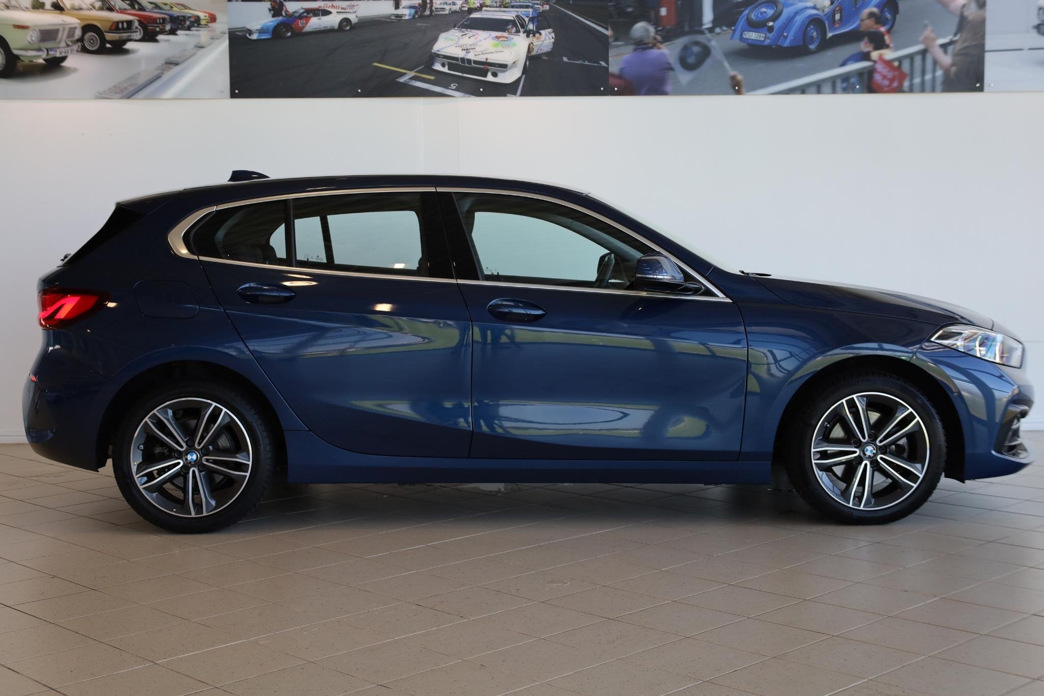BMW 1-serie 118i Executive Edition | Sport Line | Live Cockp, Gebruikt, Met garantie (alle), Blauw, Leder en Stof