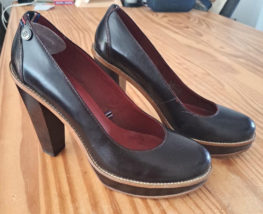 Tommy Hilfiger leren pumps burgundy kleur maat 39 art 49592, Pumps, ., Ophalen of Verzenden, Zo goed als nieuw