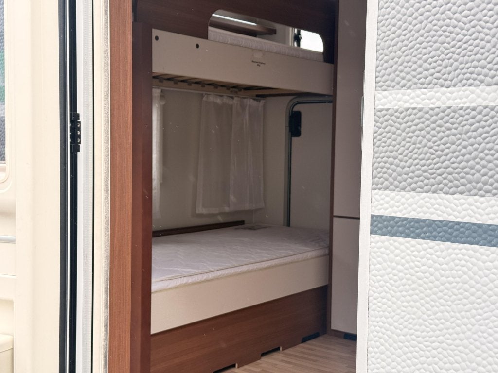 LMC Vivo 522 K met mover accu pakket en voortent!!, Caravans en Kamperen, Dwars-stapelbed, Rondzit, Bedrijf, Schokbreker