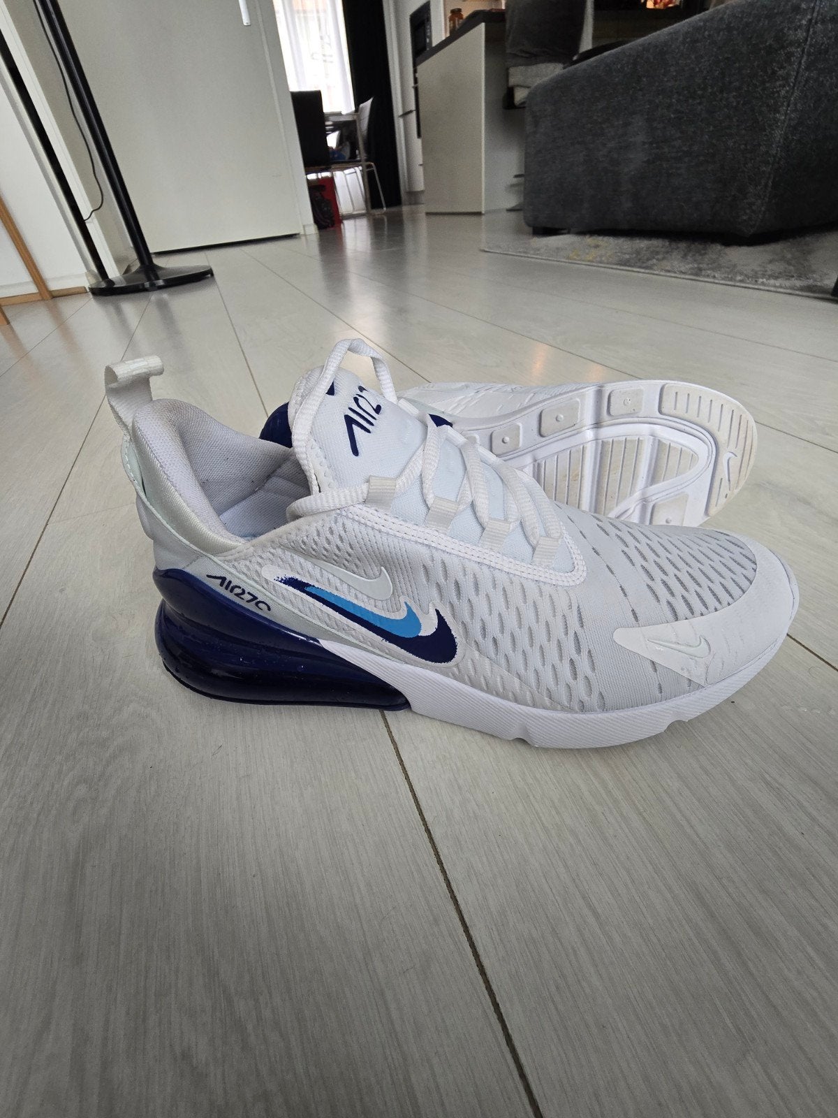 Nike Air Max 270 - Wit met blauw, Wit, Nike, Ophalen of Verzenden, Sneakers of Gympen