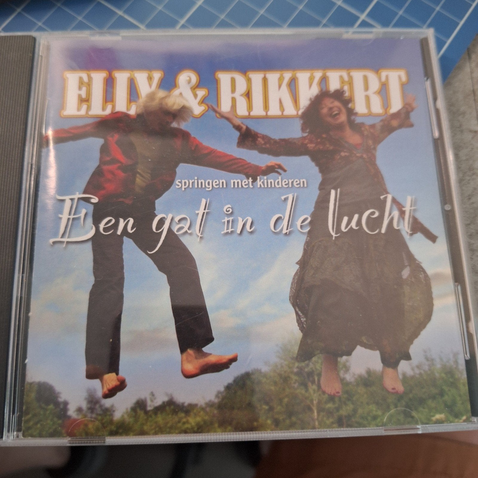 Elly & Rikkert - Een gat in de lucht (CD), Inclusief boekje, Gebruikt, Koren of Klassiek, Ophalen of Verzenden