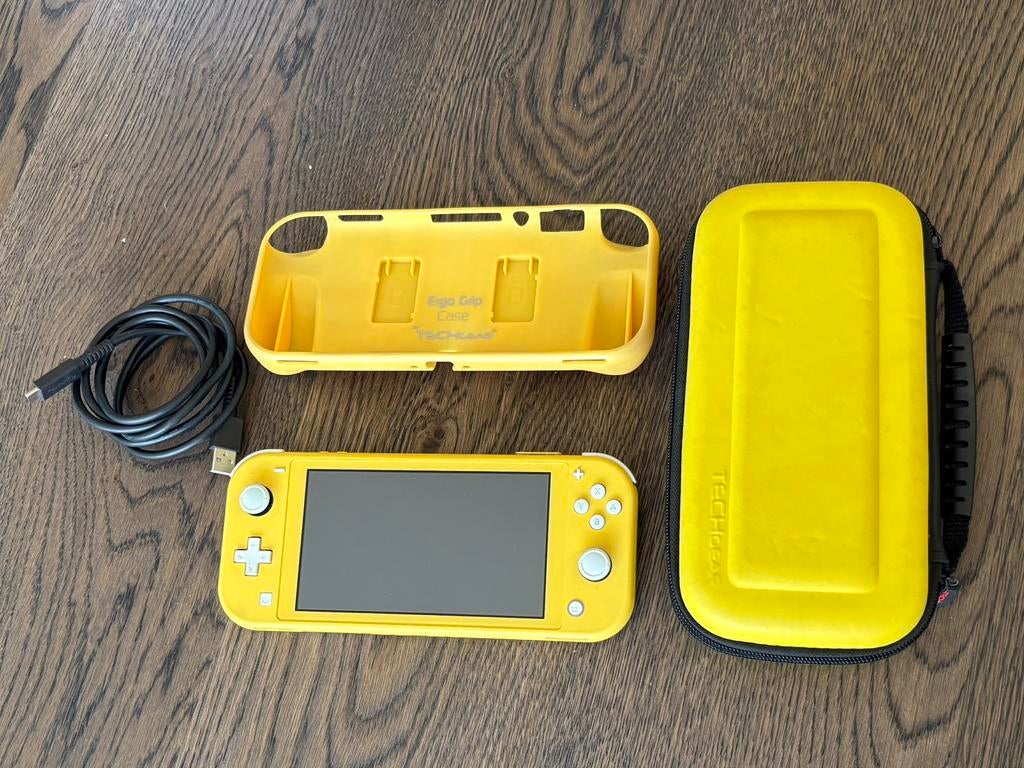 Nintendo Switch Lite geel + Kirby + hoes + oplader, Ophalen, Geel, Zo goed als nieuw, Met beschermhoes of tas