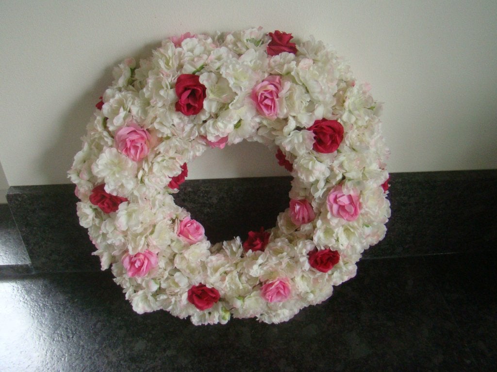 Krans met zijde bloemen en roosjes (nieuw}, Ophalen of Verzenden, Nieuw, Krans