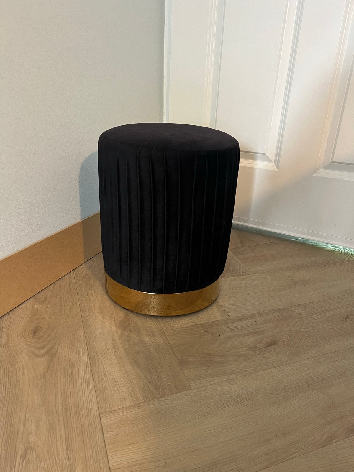 Stijlvolle Zwarte Poef met Gouden Rand - 35x28 cm, Huis en Inrichting, Banken | Voetenbanken en Poefen, Ophalen, Zo goed als nieuw