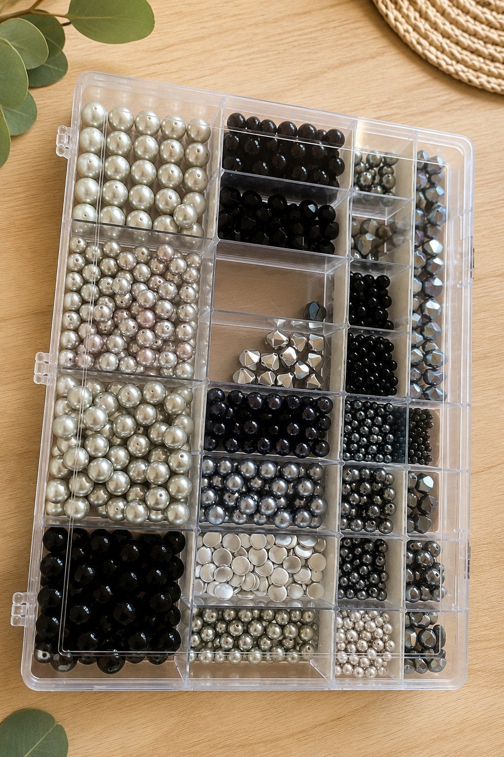Kralen (glas parels) assortiment in opbergdoos - Zwart, wit,, Ophalen of Verzenden, Nieuw, Kraal