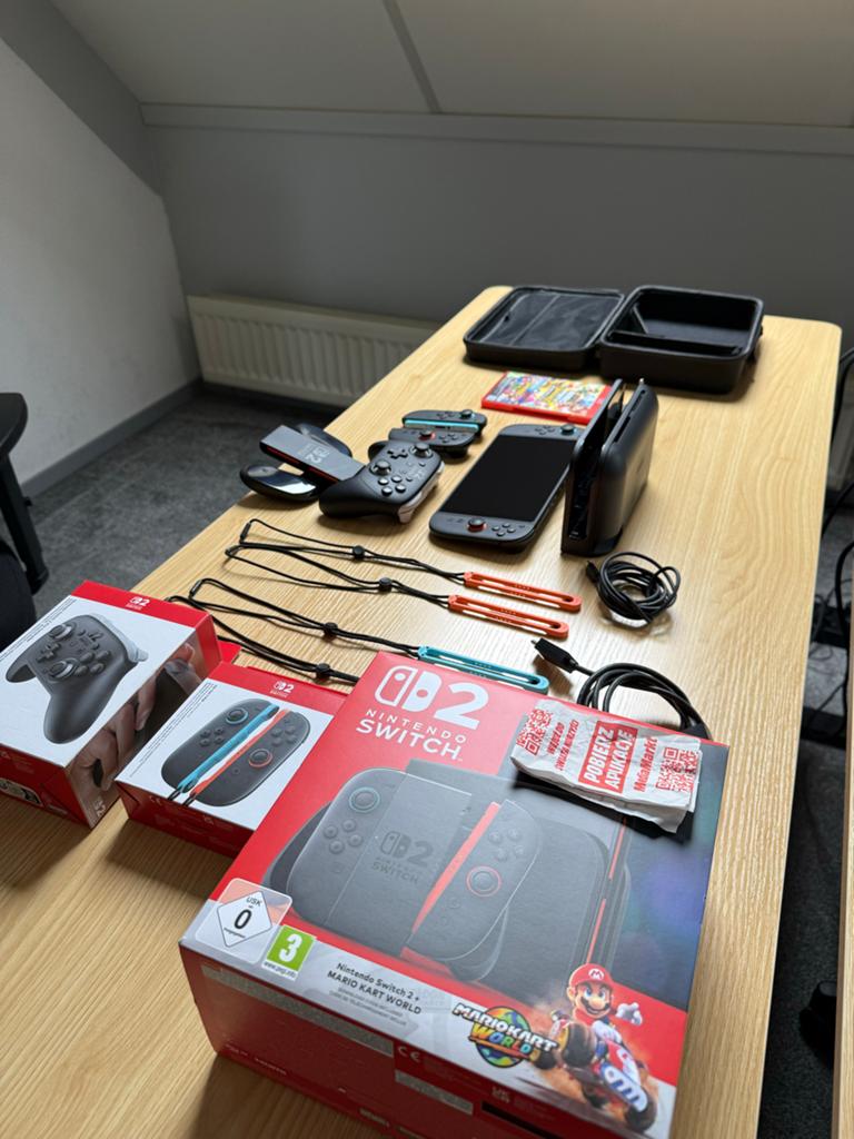 Nintendo Switch 2 met extra joy cons, pro controller & meer, Spelcomputers en Games, Spelcomputers | Nintendo Switch, Zo goed als nieuw