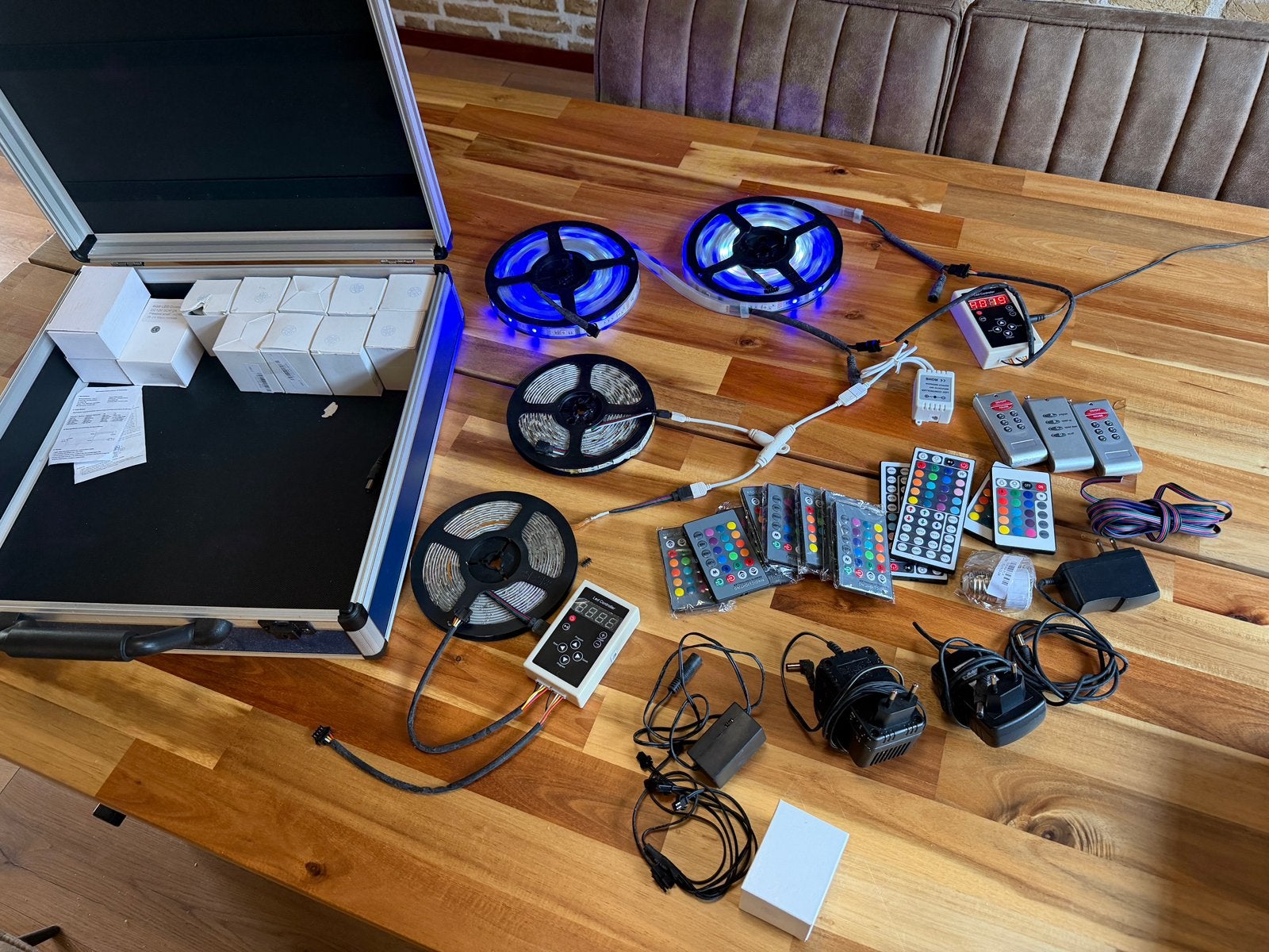 Koffer vol RGB LED Strips met Afstandsb. en Controllers, Overige merken, Gebruikt, Met afstandsbediening, Kunststof